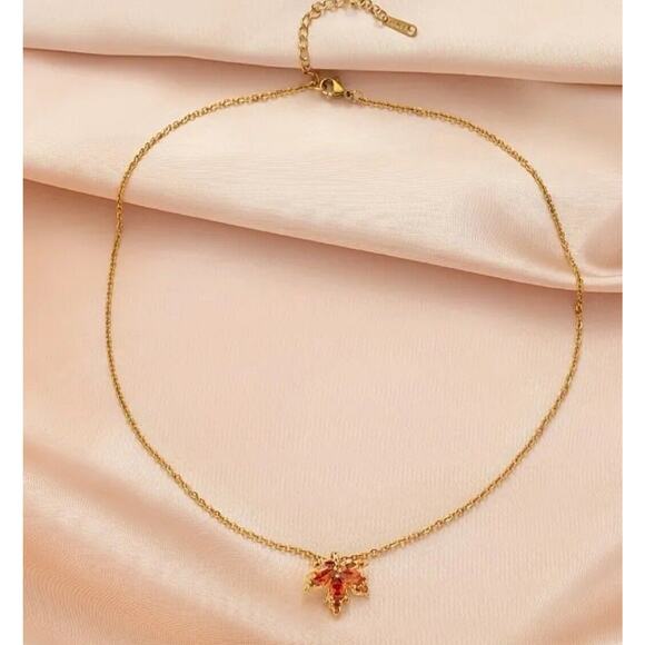 18K Gold Plated Maple Leaf Pendant Necklace Chic Floral Style Fashion Style NEW - Picture 3 of 9